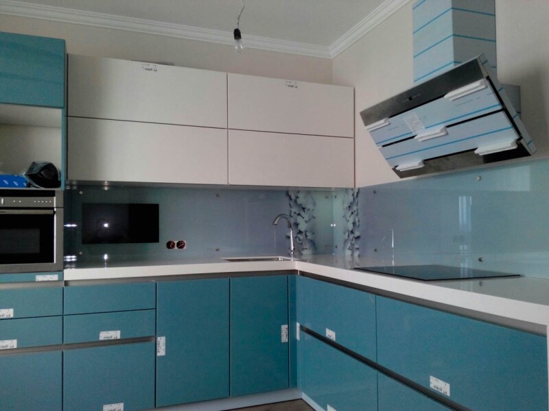 Стеклянная кухонная панель с фотопечатью Голубая пена