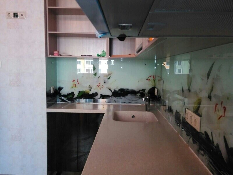Защитная панель на кухню из стекла с изображением Камни и белые цветы