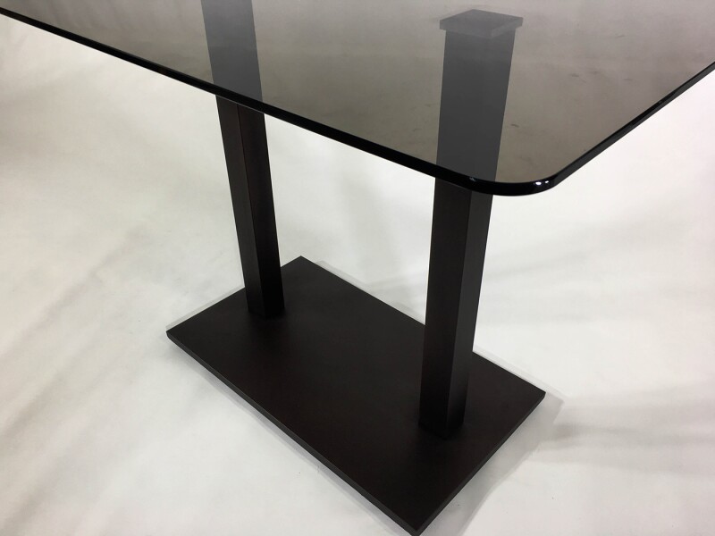 Прямоугольный стеклянный стол Е77/10 серый на черной опоре